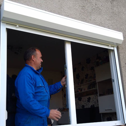 Postavljanje novog PVC prozora nakon zamene starog ALU prozora na Banjici