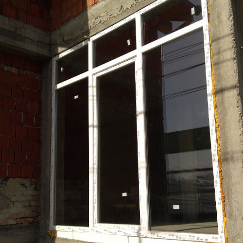 Primer PVC prozora sa balkonskim vratima. Ugradnja celokupne PVC stolarije na kući u Beogradu